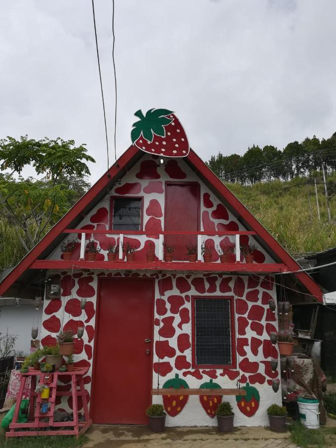 Berries Residence Kampong Kundassan エクステリア 写真
